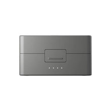 गैलरी व्यूवर में इमेज लोड करें, Closed grey DJI Mic 3 charging case, front view, with center latch and four battery indicator lights
